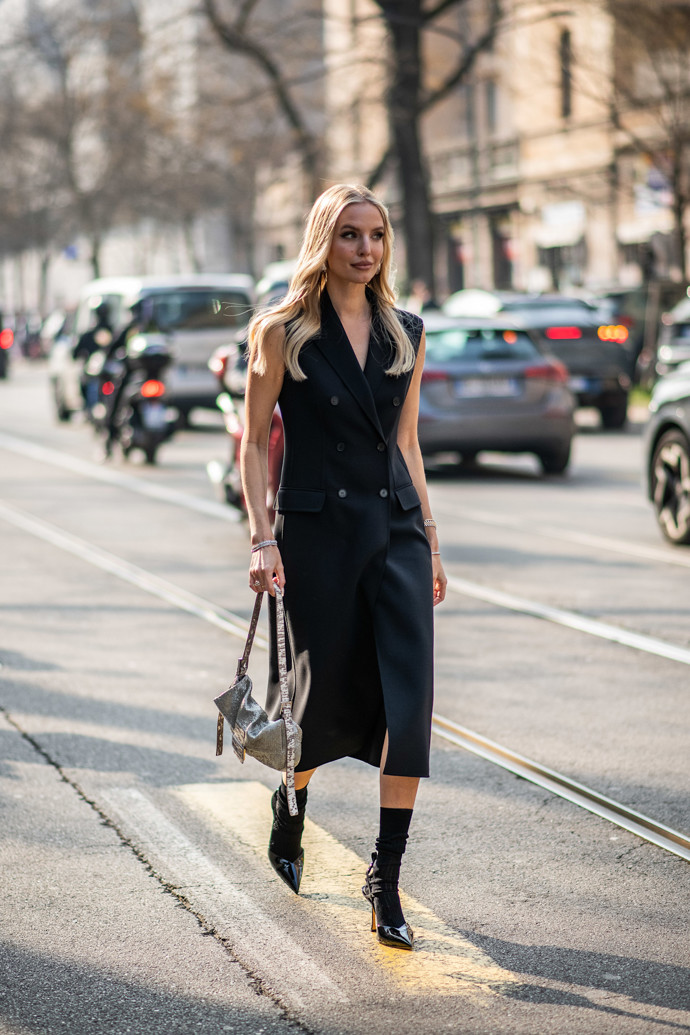 Leone Hanne v jednom ze svých outfitů vsadila na osvědčené jednoduché černé dvouřadé šaty ve stylu vesty.
