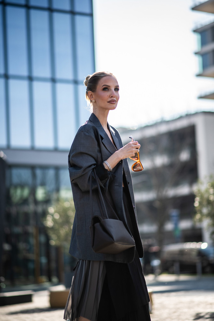 Leonie Hanne se tentokrát držela spíš střídmějších nadčasovějších outfitů.
