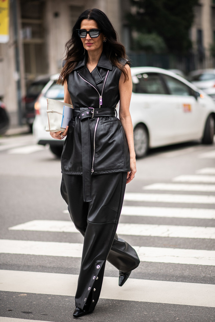Celokožený outfit s vestou a širšími kalhotami je nejen na fashion weeku sázkou na jistotu.
