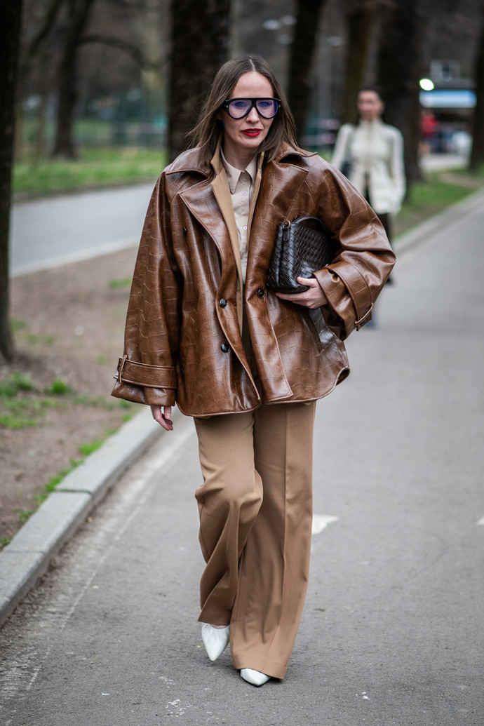 Hnědo-béžový outfit sladěný tón v tónu nemusí patřit jen podzimu, vynést se dá i na jaře.
