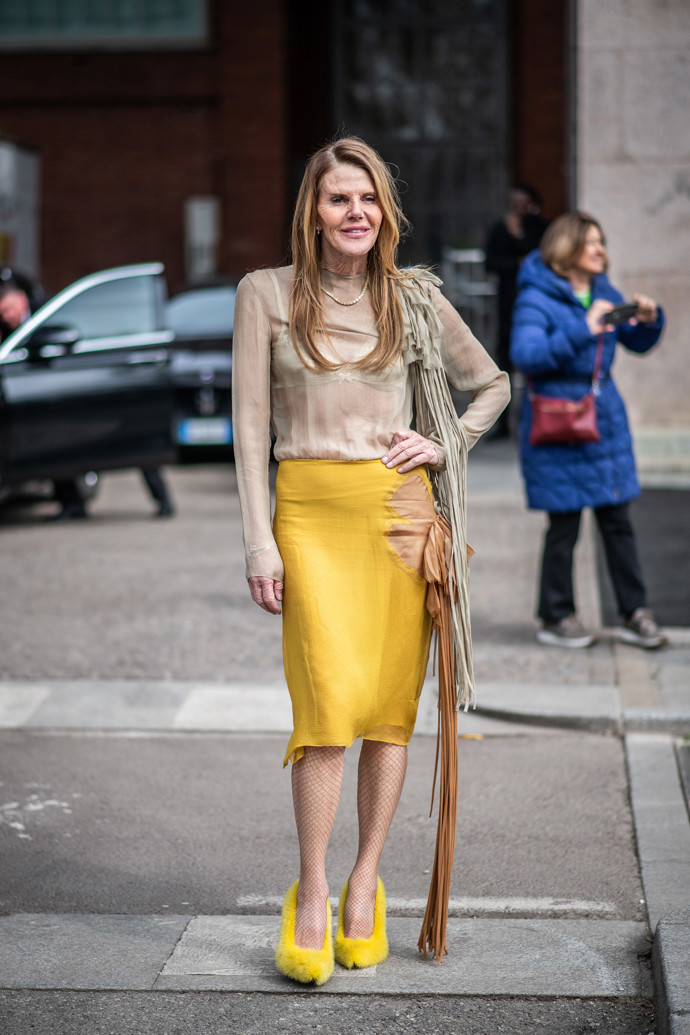 Italská módní novinářka Anna dello Russo vynesla na fashion week mimo jiné žlutou sukni a transparentní top.
