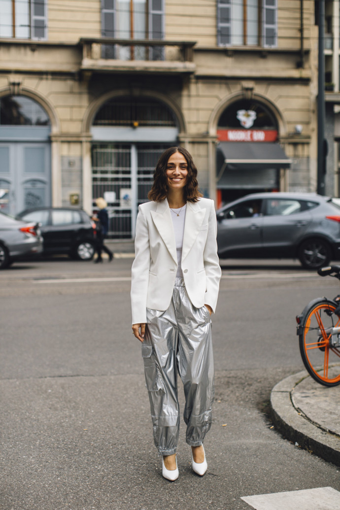 Elegantní, přesto velmi efektní outfit vytvoříte kombinací bílého saka a stříbrných kalhot.
