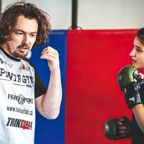 Jestli se chcete o bojových sportech skutečně něco naučit, domluvte si individuální trénink s Danielem Bartákem.
