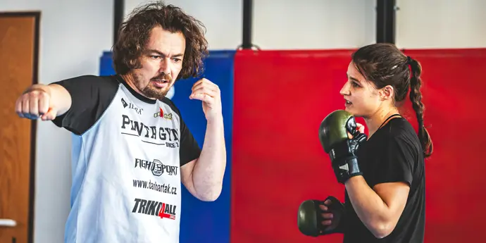Jestli se chcete o bojových sportech skutečně něco naučit, domluvte si individuální trénink s Danielem Bartákem.

