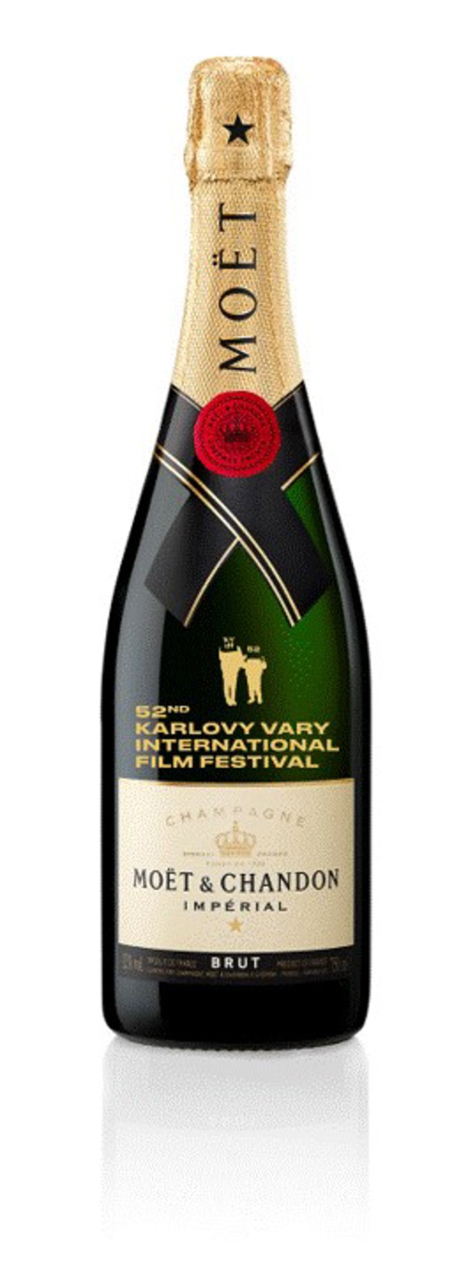4. Nevyhýbat se bublinkám
Nevyhýbat se bublinkám a zároveň přispět na dobrou věc. Na terase hotelu Thermal najdete Moët & Chandon lounge, chill-out místo, kde z každého přípitku půjdou peníze na dobrou věc neziskové organiziaci Alsa. Přispět mohou všichni návštěvníci festivalu během celého týdně, kteří si po vzoru slavných herců vychutnají šampaňské Moët & Chandon. Elegantní lahvička Moët Mini (20 cl) má zlatý mini flute a přinese Alse stejný počet korun jako je festivalu let, tedy 52 Kč.
Denně od 14 do 24 hodin.
