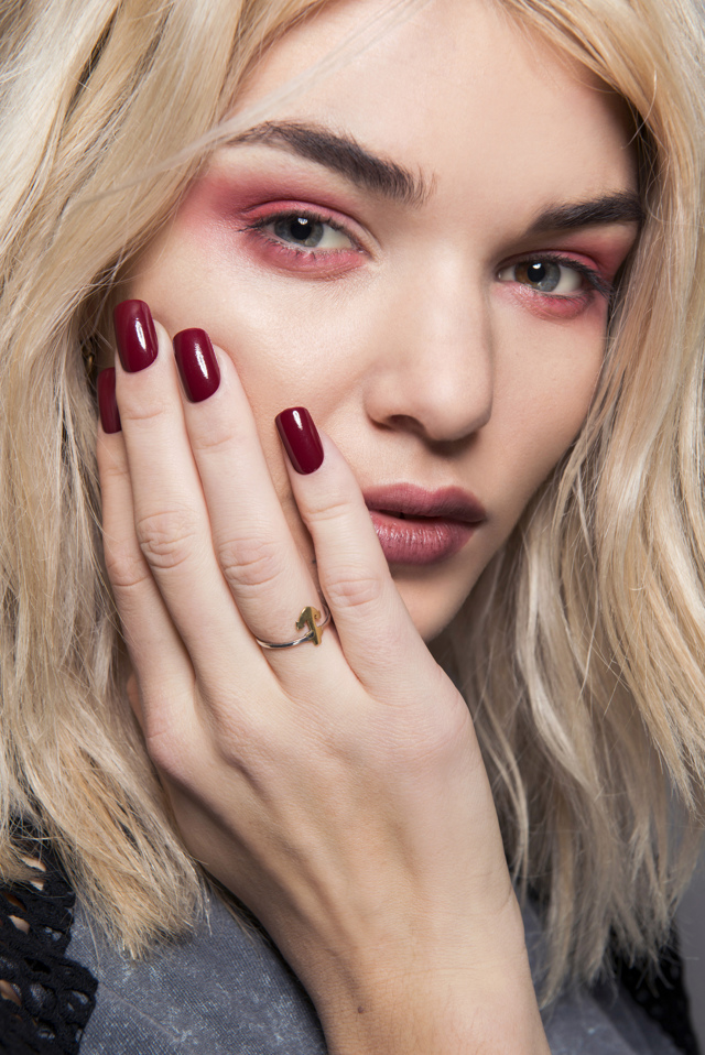 Beauty trendy z přehlídek: Vínová pohádka o probdělé noci