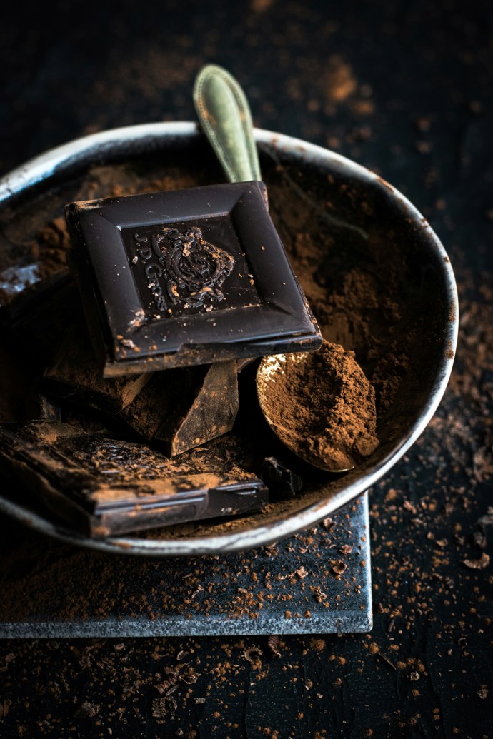 Flavonoly přítomné v hořké čokoládě jsou známé svou schopností zlepšovat kognitivní funkce, včetně paměti a schopnosti učení. Tyto silné antioxidanty zvyšují krevní oběh v mozku, vyživují mozkové buňky a zvyšují produkci nových neuronů.
