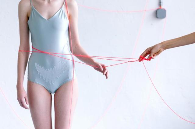 Konec bolestivé menstruaci! Česká designérka vyvinula speciální tričko, které vám pomůže