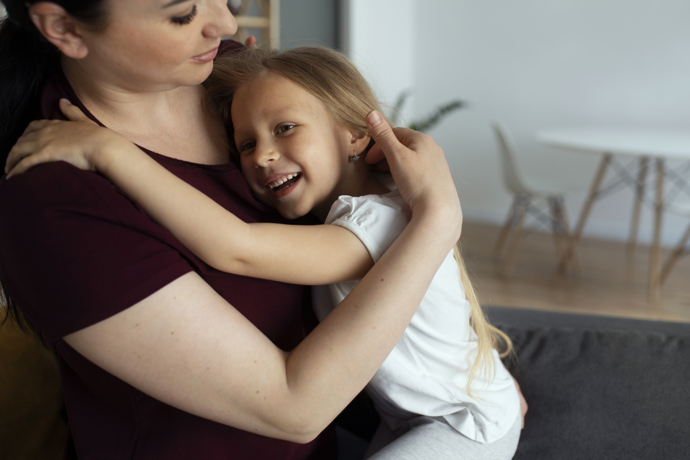Paní Agáta se s bývalým manželem rozvedla před pár lety. Než se vše ustálilo, chvíli to trvalo. Nyní už to vypadá, že všichni vědí, jak spolu komunikovat a že je důležité štěstí jejich dcery.
Paní Agáta se s bývalým manželem rozvedla před pár lety. Než se vše ustálilo, chvíli to trvalo. Nyní už to vypadá, že všichni vědí, jak spolu komunikovat a že je důležité štěstí jejich dcery.