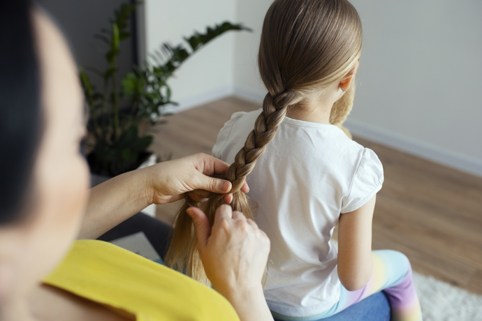 Ano, paní Agáta hodně pracuje, ale dceři se věnuje, nemá pocit, že by u ní nějakým způsobem strádala nebo se měla špatně. Kde je tedy problém? Proč se to děje? Jak má máma přežít, že její dítě bude bydlet u táty?
Ano, paní Agáta hodně pracuje, ale dceři se věnuje, nemá pocit, že by u ní nějakým způsobem strádala nebo se měla špatně. Kde je tedy problém? Proč se to děje? Jak má máma přežít, že její dítě bude bydlet u táty?