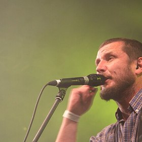 Kapela známá svou energickou kombinací rocku a lidových prvků, která roztančí každé publikum. Jejich koncerty patří k těm, na které fanoušci jen tak nezapomenou.
