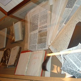Samizdat byl způsob, jak šířit zakázané texty mimo oficiální kontrolu režimu. Vznikal v tichosti bytů a kuchyní, kde se psalo a kopírovalo na koleni.
Samizdat byl způsob, jak šířit zakázané texty mimo oficiální kontrolu režimu. Vznikal v tichosti bytů a kuchyní, kde se psalo a kopírovalo na koleni.