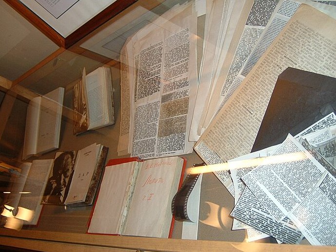 Samizdat byl způsob, jak šířit zakázané texty mimo oficiální kontrolu režimu. Vznikal v tichosti bytů a kuchyní, kde se psalo a kopírovalo na koleni.
Samizdat byl způsob, jak šířit zakázané texty mimo oficiální kontrolu režimu. Vznikal v tichosti bytů a kuchyní, kde se psalo a kopírovalo na koleni.