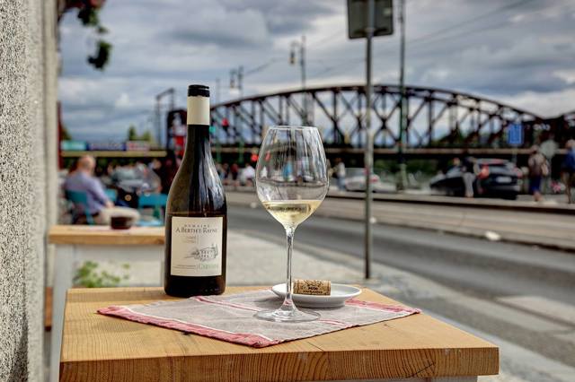 Prague Superguide: Navštivte nejlepší pražské vinárny a champagnerie Prague Superguide: Navštivte nejlepší pražské vinárny a champagnerie