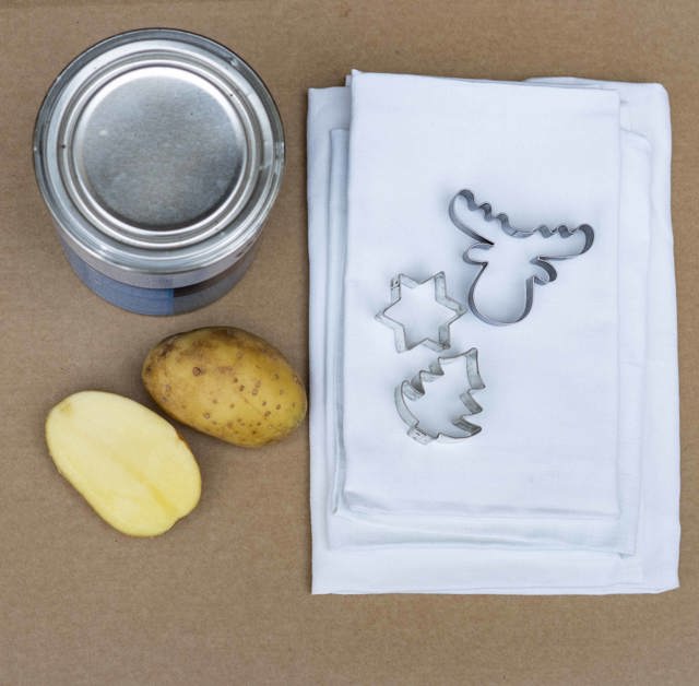Zabalte dárky originálně! Na výrobu stačí barva, látka a obyčejné brambory Zabalte dárky originálně! Na výrobu stačí barva, látka a obyčejné brambory