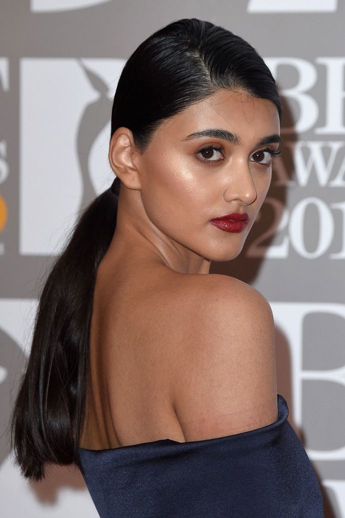 Tento uhlazený culík zvolila britská modelka Neelam Gill pro procházku po červeném koberci na Brit Awards
