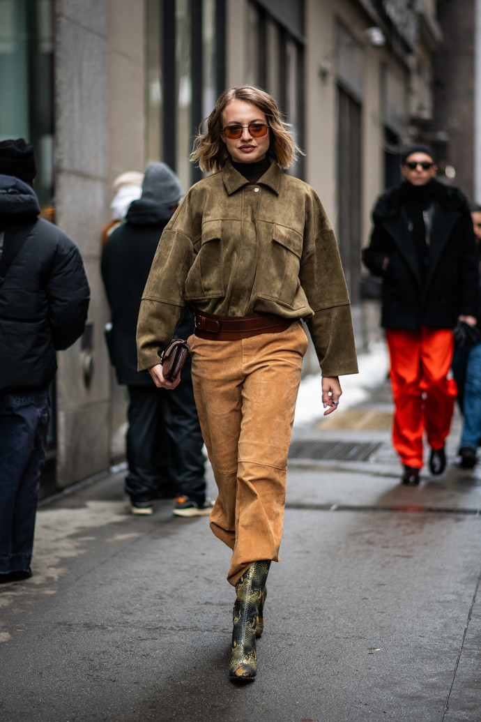 I v zimě můžete vynést semišový outfit v zemitých tónech.

