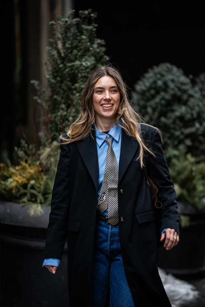 Outfit v pánském stylu s modrou košilí můžete doplnit proužkovanou kravatou.
