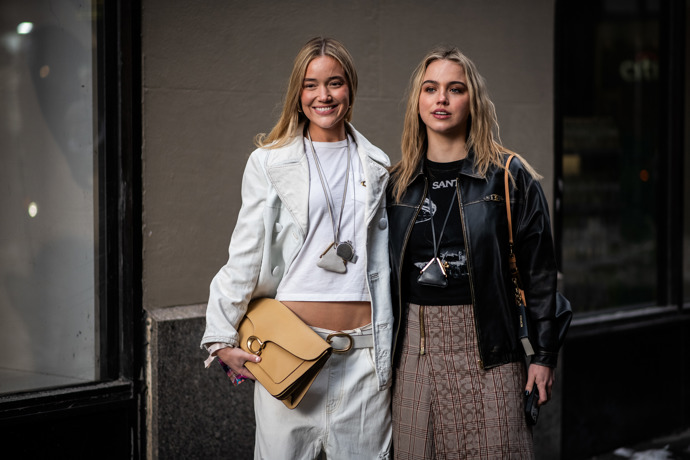 New York fashion week byl plný džínů s ultra nízkým pasem a rockerských looků s koženými bundami.
