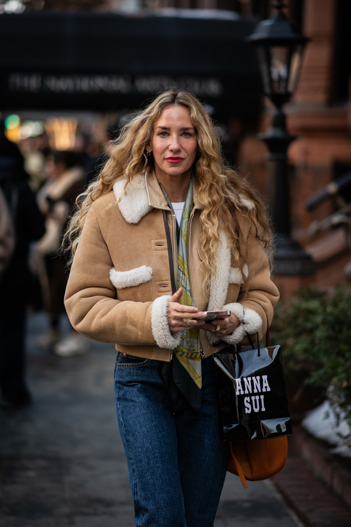 Jedním z must have kousků letošní zimy je bezpochyby huňatá shearling bunda.
