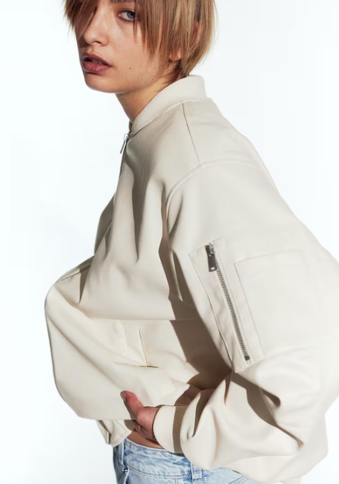 Bunda bomber s povrchovým potahem, H&M, 1 199 Kč
