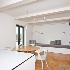 Zadáním pro architekty bylo vytvořit pohodlné bydlení pro manželský pár s minimálním zásahem do okolní přírody, zachování stávajících dispozic, podlah a dveří a to všechno na zalesněném pozemku v úzkém kontaktu s okolní přírodou.
Zadáním pro architekty bylo vytvořit pohodlné bydlení pro manželský pár s minimálním zásahem do okolní přírody, zachování stávajících dispozic, podlah a dveří a to všechno na zalesněném pozemku v úzkém kontaktu s okolní přírodou.