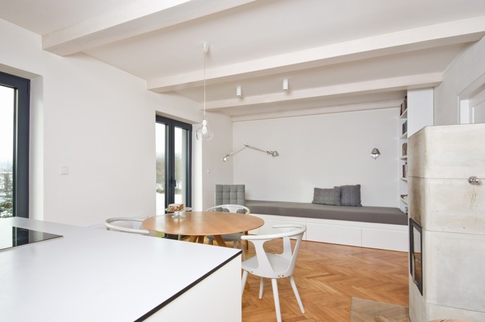 Zadáním pro architekty bylo vytvořit pohodlné bydlení pro manželský pár s minimálním zásahem do okolní přírody, zachování stávajících dispozic, podlah a dveří a to všechno na zalesněném pozemku v úzkém kontaktu s okolní přírodou.
Zadáním pro architekty bylo vytvořit pohodlné bydlení pro manželský pár s minimálním zásahem do okolní přírody, zachování stávajících dispozic, podlah a dveří a to všechno na zalesněném pozemku v úzkém kontaktu s okolní přírodou.