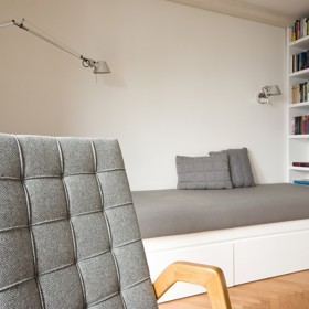 Zadáním pro architekty bylo vytvořit pohodlné bydlení pro manželský pár s minimálním zásahem do okolní přírody, zachování stávajících dispozic, podlah a dveří a to všechno na zalesněném pozemku v úzkém kontaktu s okolní přírodou.
Zadáním pro architekty bylo vytvořit pohodlné bydlení pro manželský pár s minimálním zásahem do okolní přírody, zachování stávajících dispozic, podlah a dveří a to všechno na zalesněném pozemku v úzkém kontaktu s okolní přírodou.