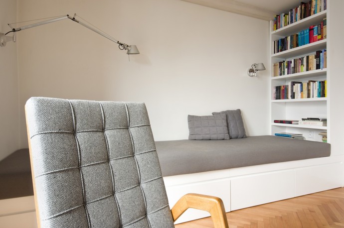 Zadáním pro architekty bylo vytvořit pohodlné bydlení pro manželský pár s minimálním zásahem do okolní přírody, zachování stávajících dispozic, podlah a dveří a to všechno na zalesněném pozemku v úzkém kontaktu s okolní přírodou.
Zadáním pro architekty bylo vytvořit pohodlné bydlení pro manželský pár s minimálním zásahem do okolní přírody, zachování stávajících dispozic, podlah a dveří a to všechno na zalesněném pozemku v úzkém kontaktu s okolní přírodou.
