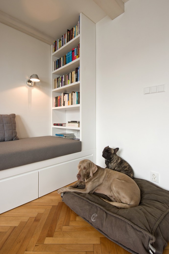 Zadáním pro architekty bylo vytvořit pohodlné bydlení pro manželský pár s minimálním zásahem do okolní přírody, zachování stávajících dispozic, podlah a dveří a to všechno na zalesněném pozemku v úzkém kontaktu s okolní přírodou.
Zadáním pro architekty bylo vytvořit pohodlné bydlení pro manželský pár s minimálním zásahem do okolní přírody, zachování stávajících dispozic, podlah a dveří a to všechno na zalesněném pozemku v úzkém kontaktu s okolní přírodou.