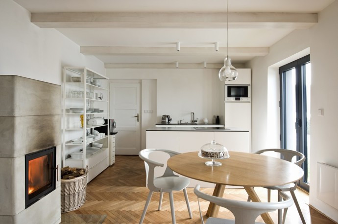 Zadáním pro architekty bylo vytvořit pohodlné bydlení pro manželský pár s minimálním zásahem do okolní přírody, zachování stávajících dispozic, podlah a dveří a to všechno na zalesněném pozemku v úzkém kontaktu s okolní přírodou.
Zadáním pro architekty bylo vytvořit pohodlné bydlení pro manželský pár s minimálním zásahem do okolní přírody, zachování stávajících dispozic, podlah a dveří a to všechno na zalesněném pozemku v úzkém kontaktu s okolní přírodou.