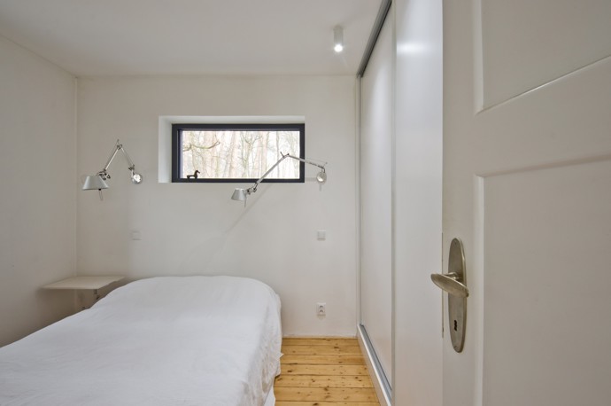 Zadáním pro architekty bylo vytvořit pohodlné bydlení pro manželský pár s minimálním zásahem do okolní přírody, zachování stávajících dispozic, podlah a dveří a to všechno na zalesněném pozemku v úzkém kontaktu s okolní přírodou.
Zadáním pro architekty bylo vytvořit pohodlné bydlení pro manželský pár s minimálním zásahem do okolní přírody, zachování stávajících dispozic, podlah a dveří a to všechno na zalesněném pozemku v úzkém kontaktu s okolní přírodou.