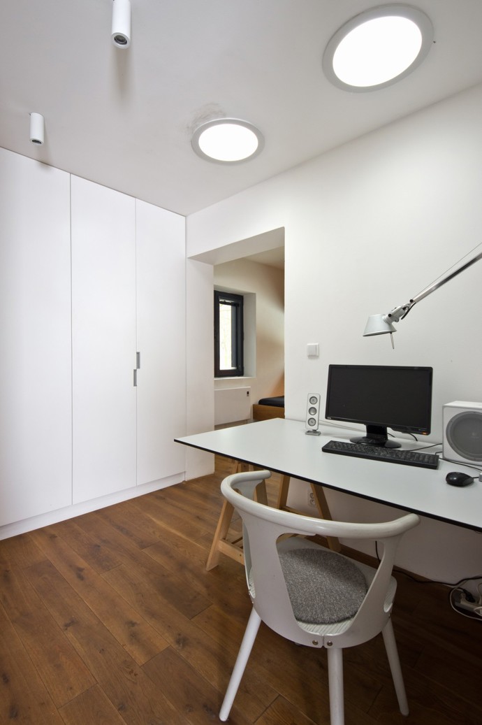 Zadáním pro architekty bylo vytvořit pohodlné bydlení pro manželský pár s minimálním zásahem do okolní přírody, zachování stávajících dispozic, podlah a dveří a to všechno na zalesněném pozemku v úzkém kontaktu s okolní přírodou.
Zadáním pro architekty bylo vytvořit pohodlné bydlení pro manželský pár s minimálním zásahem do okolní přírody, zachování stávajících dispozic, podlah a dveří a to všechno na zalesněném pozemku v úzkém kontaktu s okolní přírodou.