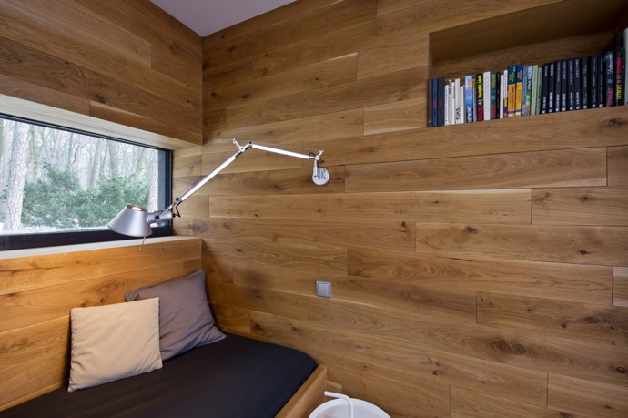 Zadáním pro architekty bylo vytvořit pohodlné bydlení pro manželský pár s minimálním zásahem do okolní přírody, zachování stávajících dispozic, podlah a dveří a to všechno na zalesněném pozemku v úzkém kontaktu s okolní přírodou.
Zadáním pro architekty bylo vytvořit pohodlné bydlení pro manželský pár s minimálním zásahem do okolní přírody, zachování stávajících dispozic, podlah a dveří a to všechno na zalesněném pozemku v úzkém kontaktu s okolní přírodou.