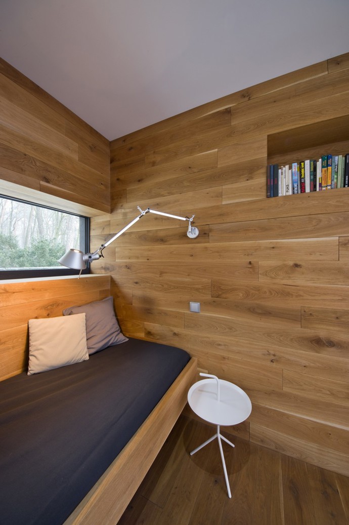 Zadáním pro architekty bylo vytvořit pohodlné bydlení pro manželský pár s minimálním zásahem do okolní přírody, zachování stávajících dispozic, podlah a dveří a to všechno na zalesněném pozemku v úzkém kontaktu s okolní přírodou.
Zadáním pro architekty bylo vytvořit pohodlné bydlení pro manželský pár s minimálním zásahem do okolní přírody, zachování stávajících dispozic, podlah a dveří a to všechno na zalesněném pozemku v úzkém kontaktu s okolní přírodou.