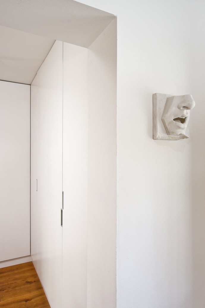 Zadáním pro architekty bylo vytvořit pohodlné bydlení pro manželský pár s minimálním zásahem do okolní přírody, zachování stávajících dispozic, podlah a dveří a to všechno na zalesněném pozemku v úzkém kontaktu s okolní přírodou.
Zadáním pro architekty bylo vytvořit pohodlné bydlení pro manželský pár s minimálním zásahem do okolní přírody, zachování stávajících dispozic, podlah a dveří a to všechno na zalesněném pozemku v úzkém kontaktu s okolní přírodou.