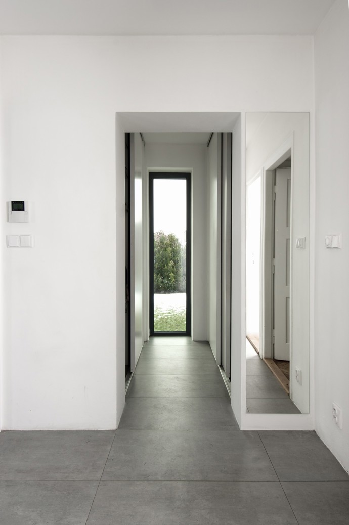 Zadáním pro architekty bylo vytvořit pohodlné bydlení pro manželský pár s minimálním zásahem do okolní přírody, zachování stávajících dispozic, podlah a dveří a to všechno na zalesněném pozemku v úzkém kontaktu s okolní přírodou.
Zadáním pro architekty bylo vytvořit pohodlné bydlení pro manželský pár s minimálním zásahem do okolní přírody, zachování stávajících dispozic, podlah a dveří a to všechno na zalesněném pozemku v úzkém kontaktu s okolní přírodou.