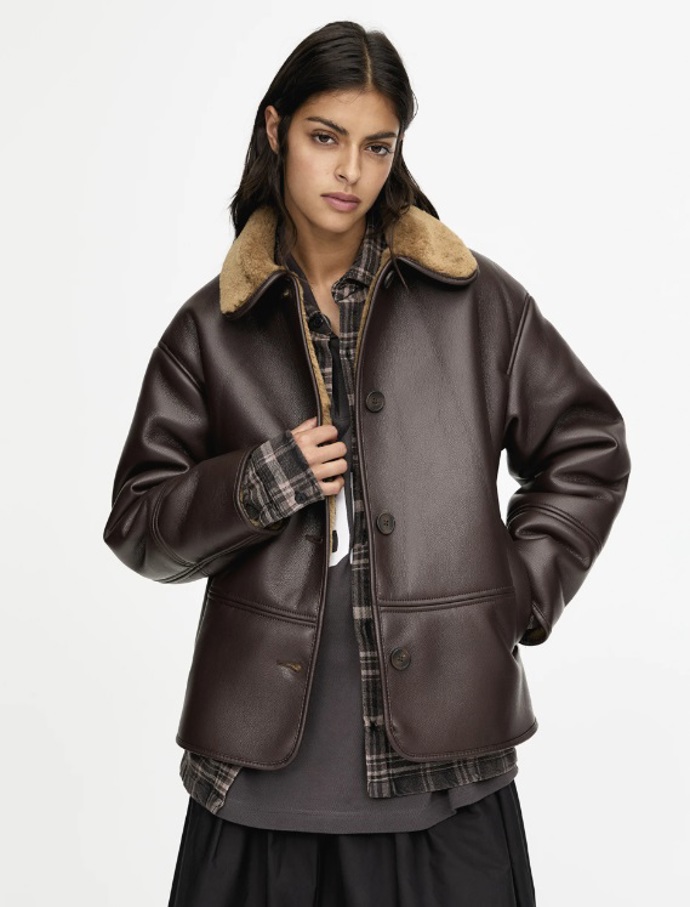 Hnědá bunda z umělé kůže, PULL&BEAR,1 499 Kč
