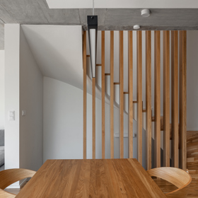 Návrhu interiéru se ujala architektka Ivana Langerová, která mohla díky včasnému zadání od klientů, začít ještě před zahájením výstavby, a tak byl prostor pro úpravy celkového vzhledu domu i dispozice.
Návrhu interiéru se ujala architektka Ivana Langerová, která mohla díky včasnému zadání od klientů, začít ještě před zahájením výstavby, a tak byl prostor pro úpravy celkového vzhledu domu i dispozice.