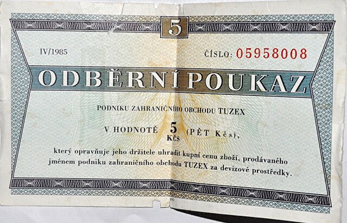 Odběrní poukaz byl vstupenkou do světa zboží, které běžný člověk v obchodech nesehnal. Tuzex tak symbolizoval paradoxní luxus uprostřed nedostatku.
Odběrní poukaz byl vstupenkou do světa zboží, které běžný člověk v obchodech nesehnal. Tuzex tak symbolizoval paradoxní luxus uprostřed nedostatku.