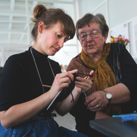 Workshop, kde se lze naučit plést či háčkovat přímo od babiček pletařek.
Workshop, kde se lze naučit plést či háčkovat přímo od babiček pletařek.