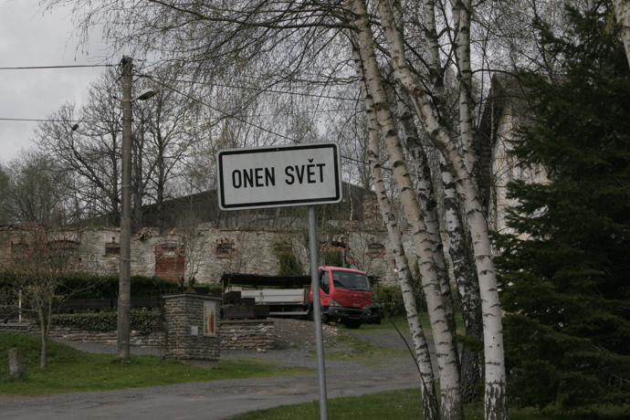 Onen Svět je malá vesnice, část městyse Čachrov v okrese Klatovy.
Onen Svět je malá vesnice, část městyse Čachrov v okrese Klatovy.