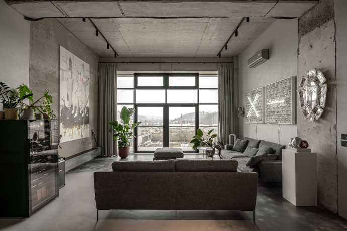 Interiér ve Vanguardu ale funguje jinak. Architektonické studio OOOOX vytvořilo prostor, který si zachoval syrovost bývalé továrny, zároveň ale působí klidně, elegantně a překvapivě příjemně pro každodenní život.
