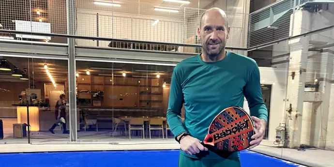 S Dinem si dáte 90minutový zápas ve smíchovském centru Padel Powers.
