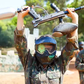 Zažijte ten nejlepší paintball na speciálně vybudovaném hřišti s rozlohou 5 000 m² kousek od Holešova.
