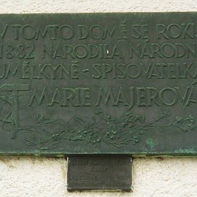Později se Marie Majerová stala výraznou postavou veřejného života a užívala si výsad, které jí režim poskytoval. Tento kontrast mezi ideály a realitou dodnes vyvolává diskuse.
