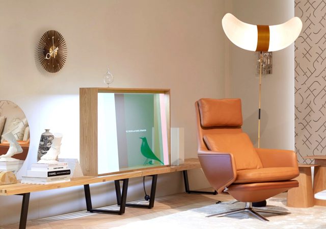 Společný produkt značek Vitra a Panasonic je zatím spíše interiérovou dekorací, ale ukazuje, jakým směrem se vývoj televizí bude ubírat. 
