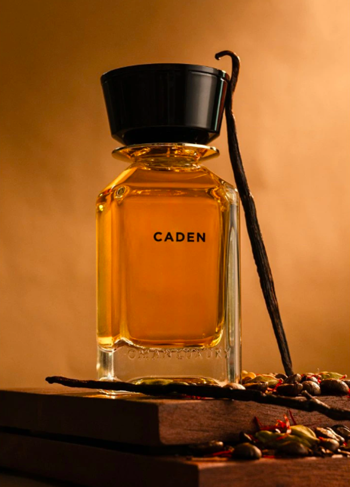Oman Luxury – Caden s vůní kardamonu, šafránu, likéru, jalovce, cistusu, semiše, kávy, tonky, vanilky, labdanum, guajakového a ambrového dřeva, 4725 Kč
