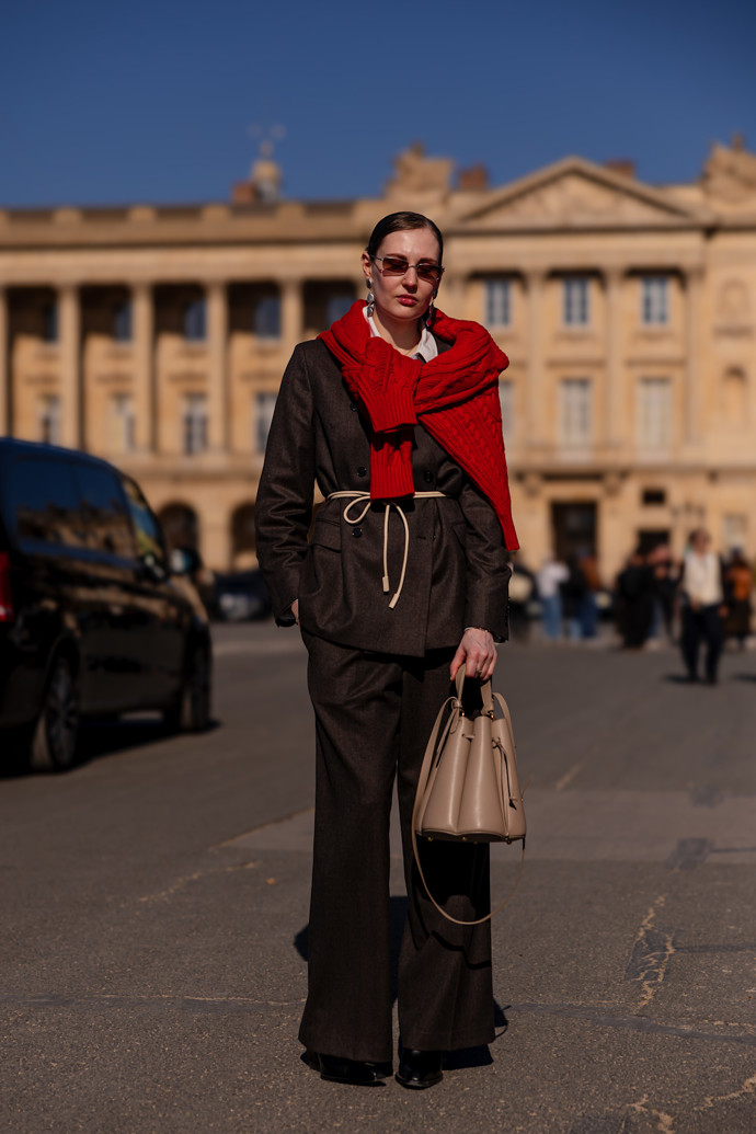 Dejte najevo, že rozumíte módě, i to pomyslně zvedne cenu vašeho modelu. Nevšední styling je skvělou volbou. Jak se vám líbí elegantní kostýmek a svetr jako šála?
