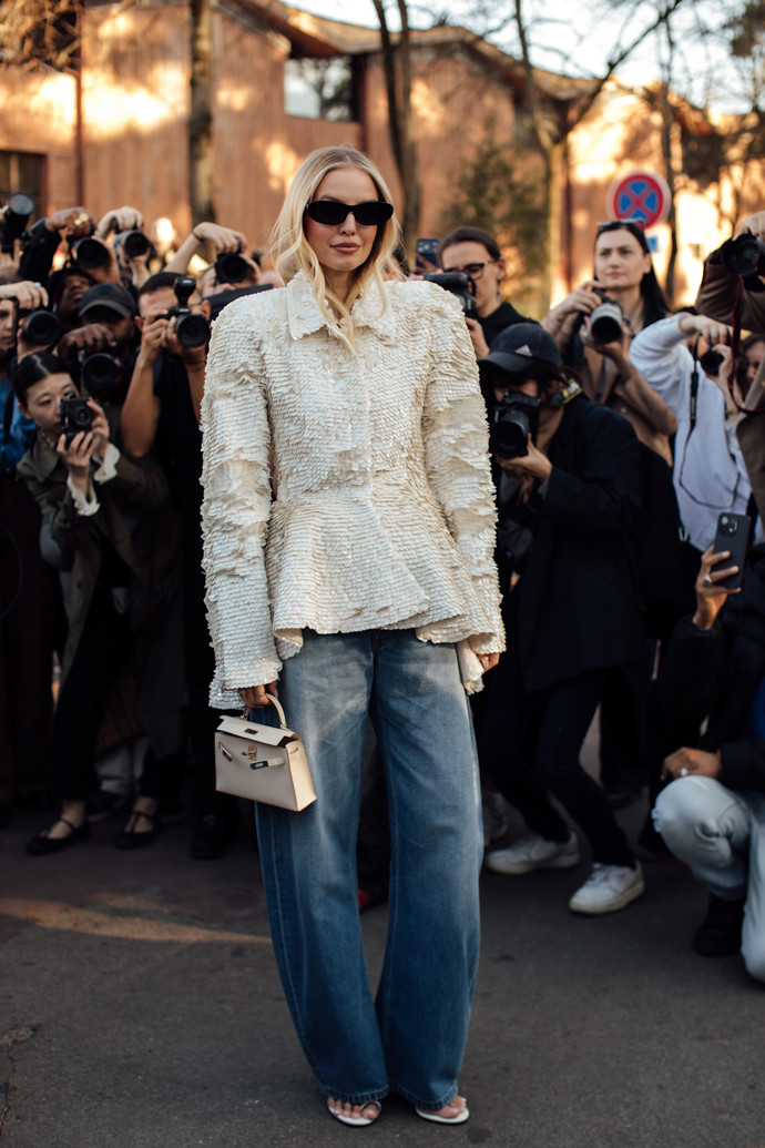 Leonie Hanne vyrazila na jednu z přehlídek na pařížském fashion weeku ve flitrovaném saku v kombinaci s džíny v širším střihu.
